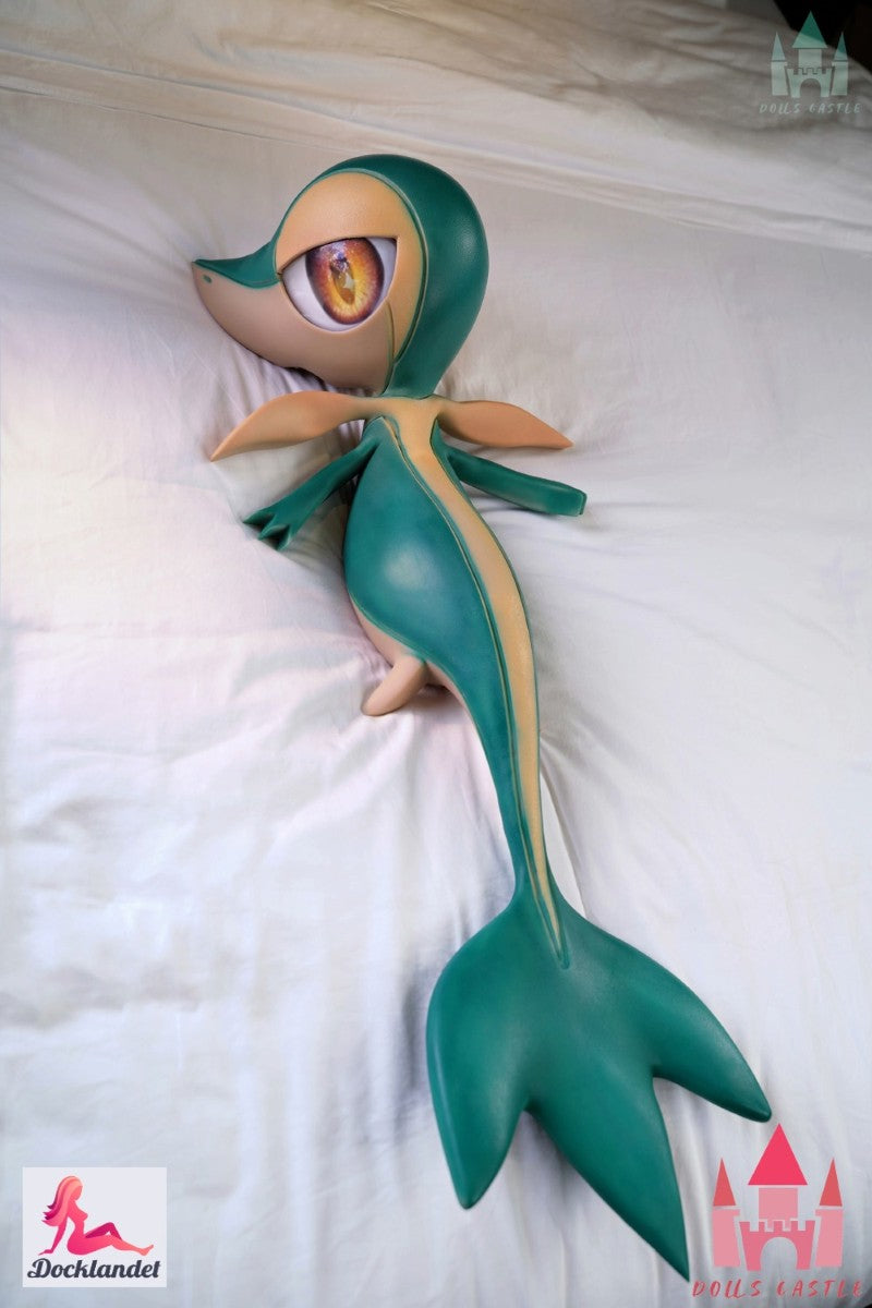 Pokemon sexdocka Snivy från märket Dolls Castle. En 80 cm lång cosplay docka inspirerad av den populära Pokemonen Snivy. 